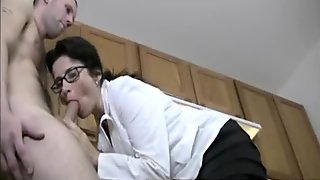 MILF in glasses gives head